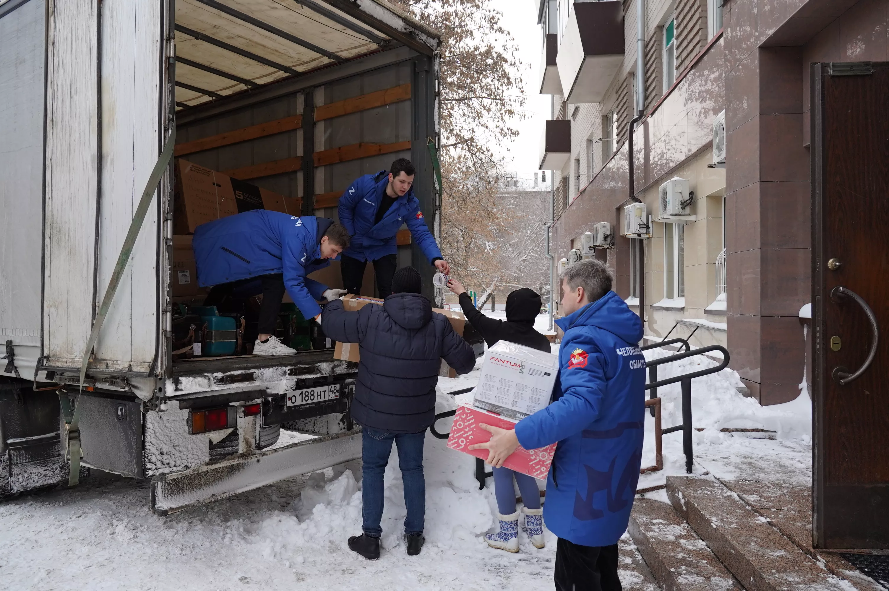 «Единая Россия» отправила на Донбасс гумпомощь с новогодними подарками