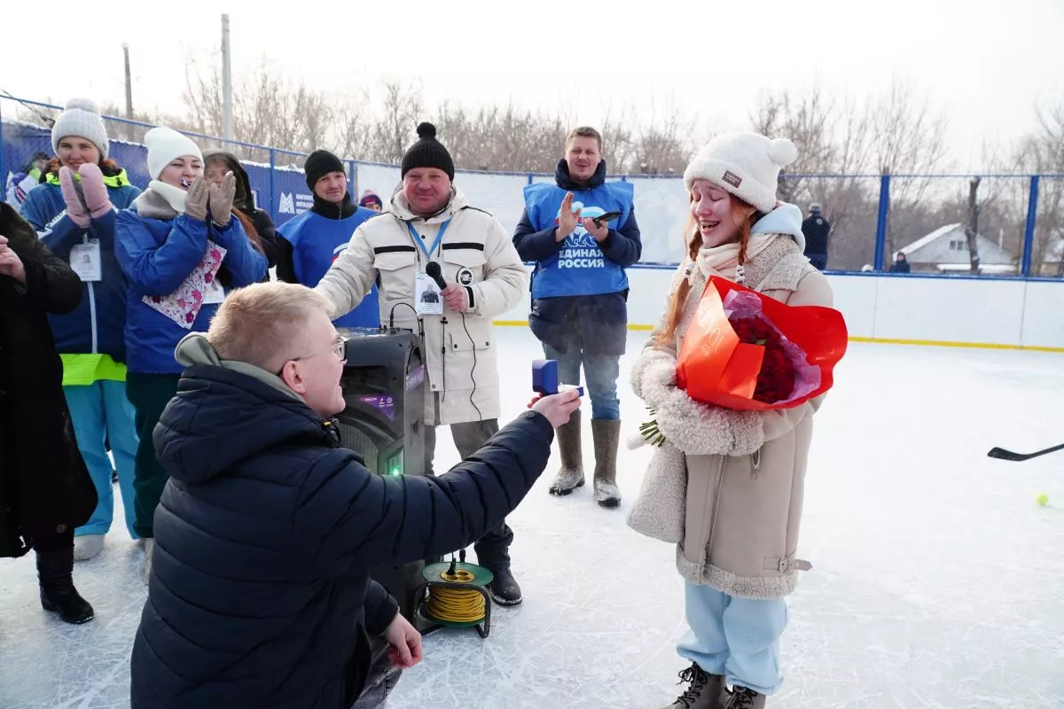 На льду в валенках и с обручальным кольцом - магнитогорец сделал предложение на турнире «Дворовая шайба»