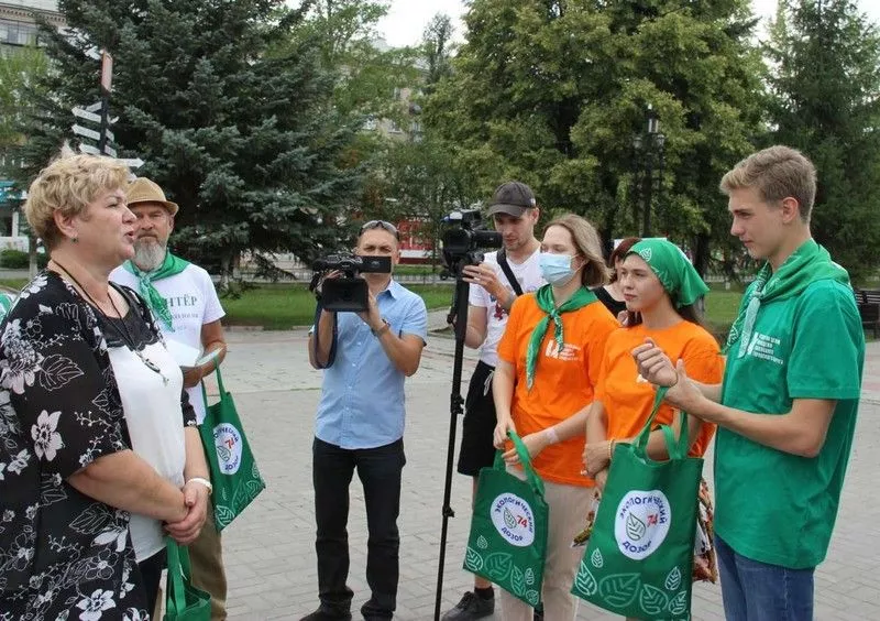 На площади Трудовой Славы состоялась акция по раздельному сбору мусора