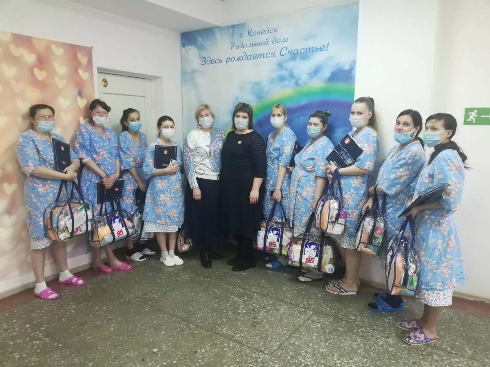 В Копейске поздравили первых новорожденных 2021 года и их мам