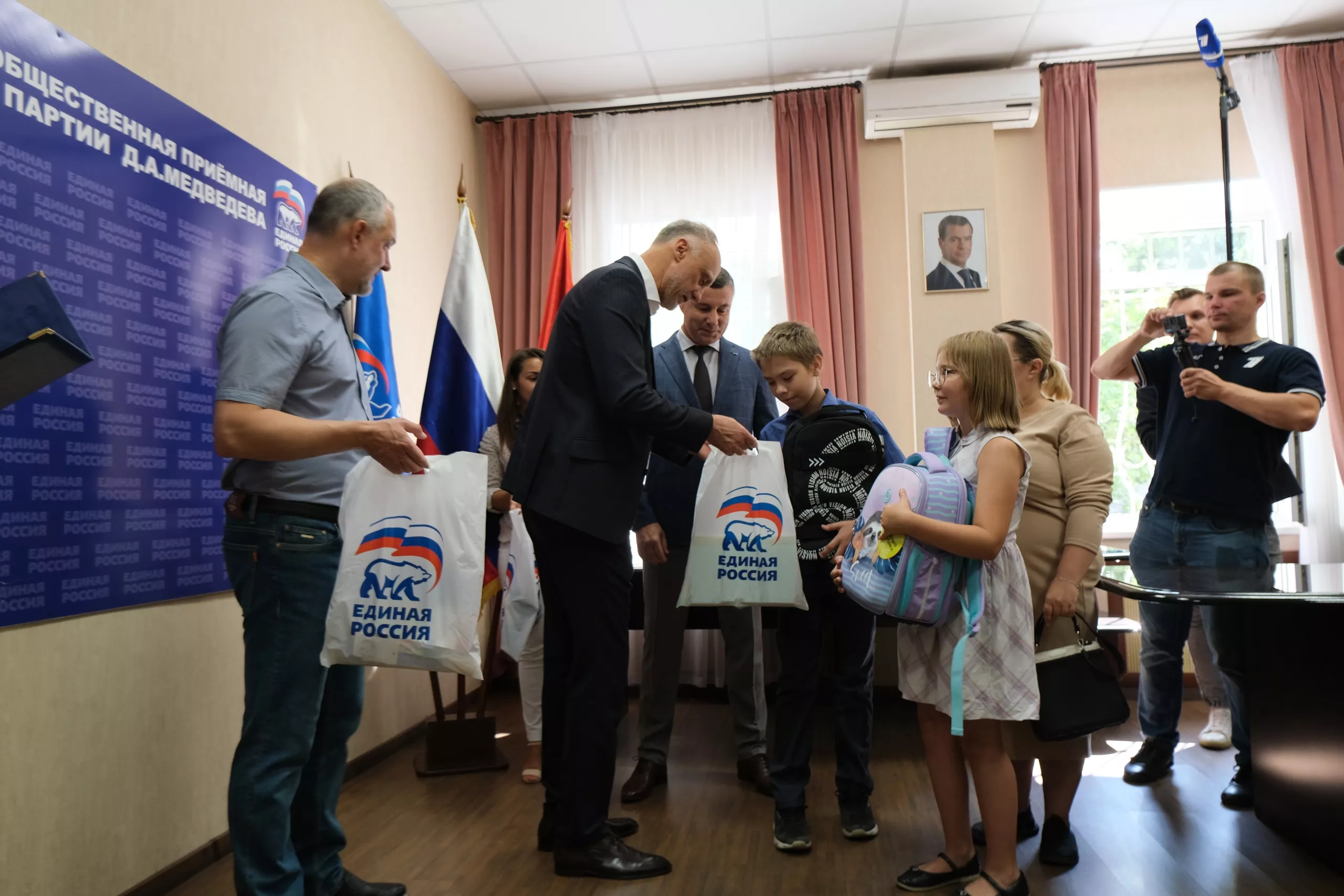 «Единая Россия»: Школьные наборы в рамках акции «Собери ребёнка в школу» получили уже 55 тысяч детей по всей стране