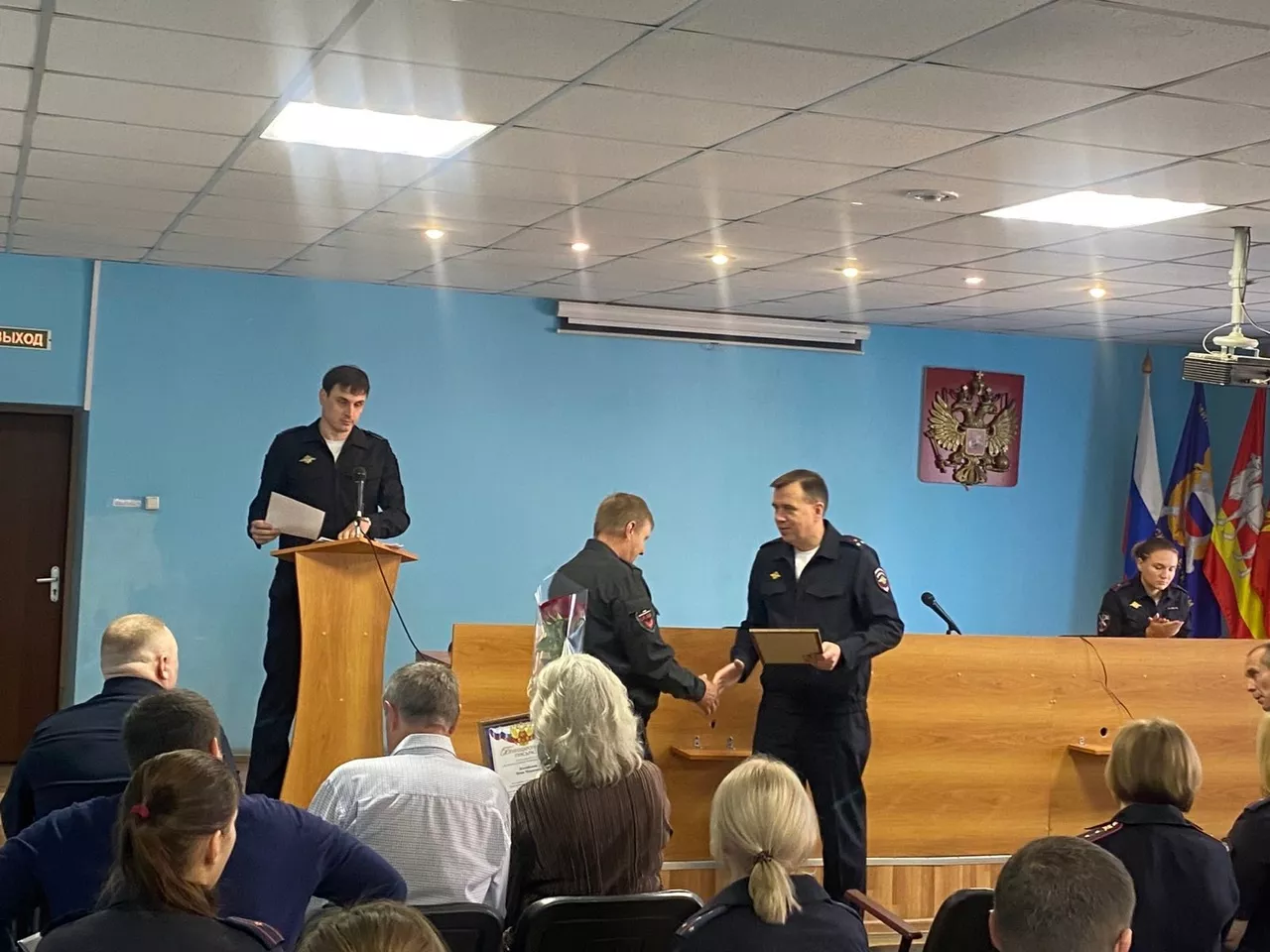 В Копейске вручили благодарственные письма охранникам торгового центра