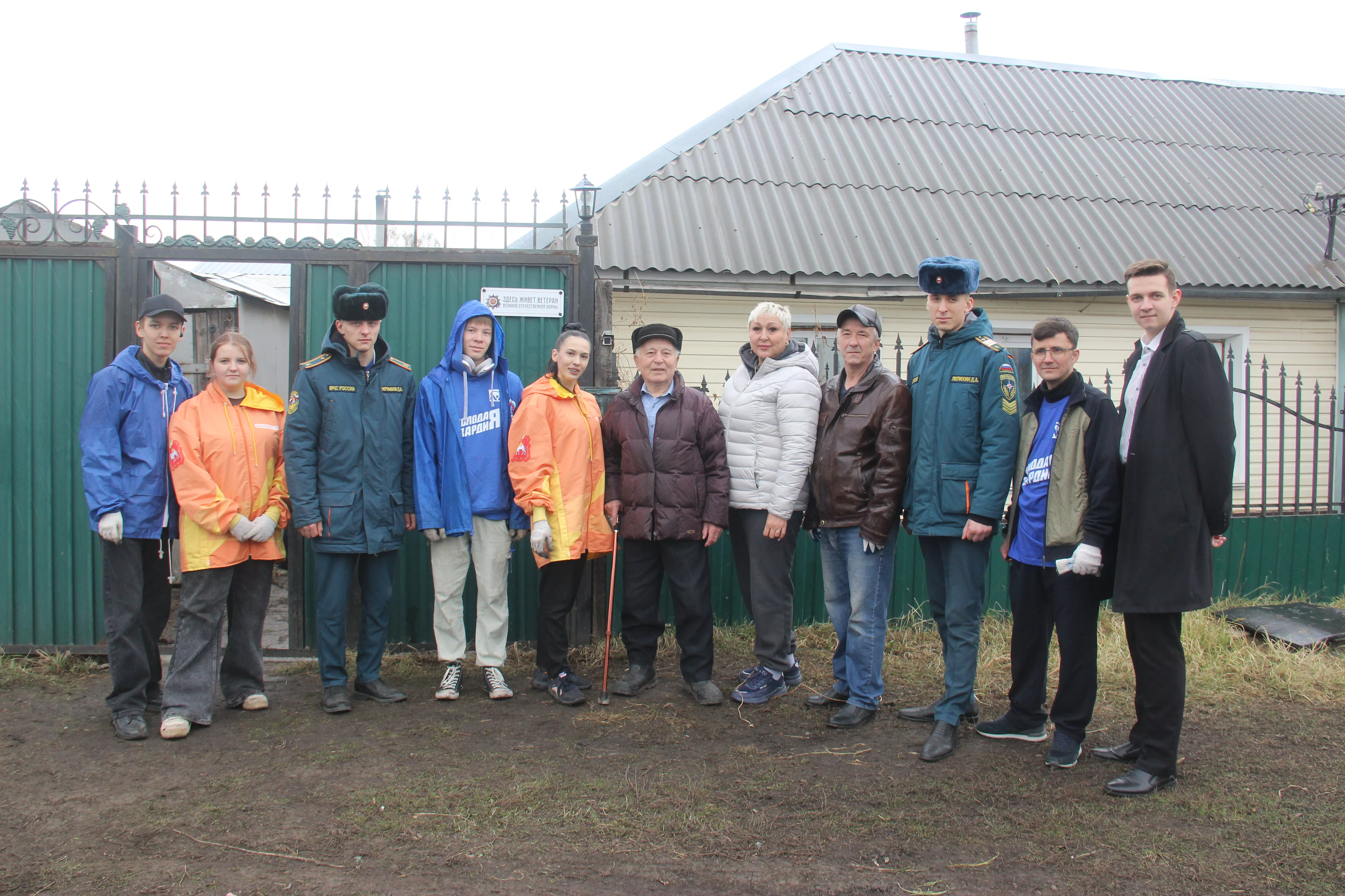 В Копейске волонтеры провели субботник у дома ветерана Великой Отечественной войны