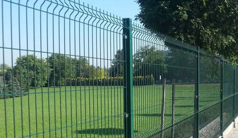 Жители Копейска высоко оценили работы по восстановлению ограждения стадиона «Химик» и обустройству раздевалок