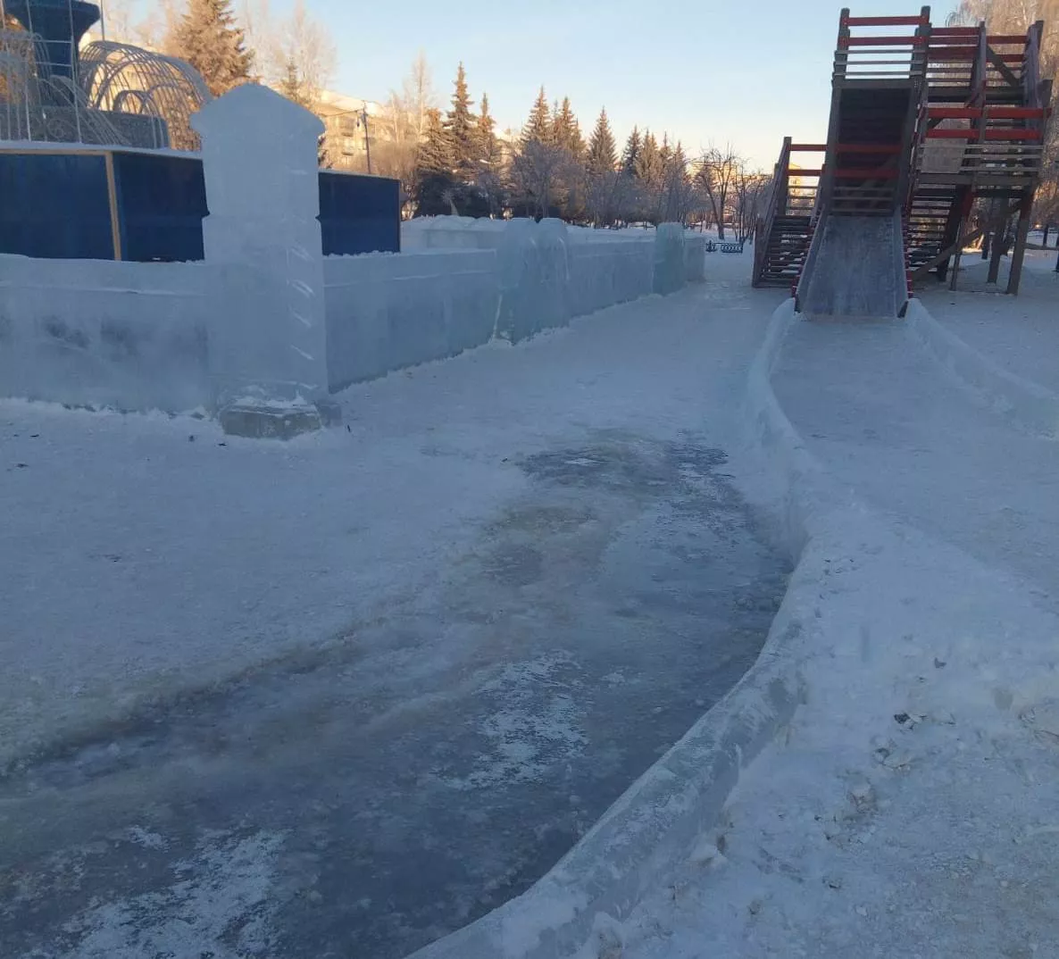 В ледовом городке завершили работы по изменению конфигурации горок