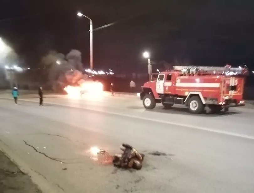 В центре Челябинска иномарка врезалась в столб и сгорела