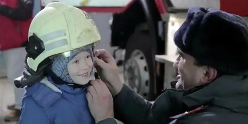 Спасатели поздравили с Новым годом Ваню Фокина, извлеченного из под завалов дома в Магнитогорске