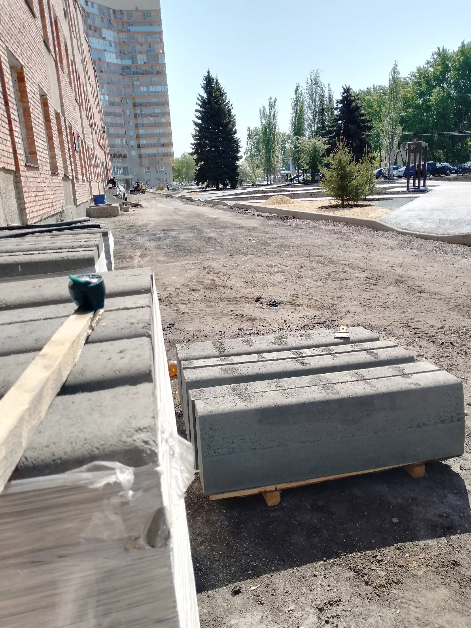 Копейске проходит реконструкция тротуара, сети пешеходных дорожек в сквере Ивана Редикорцева