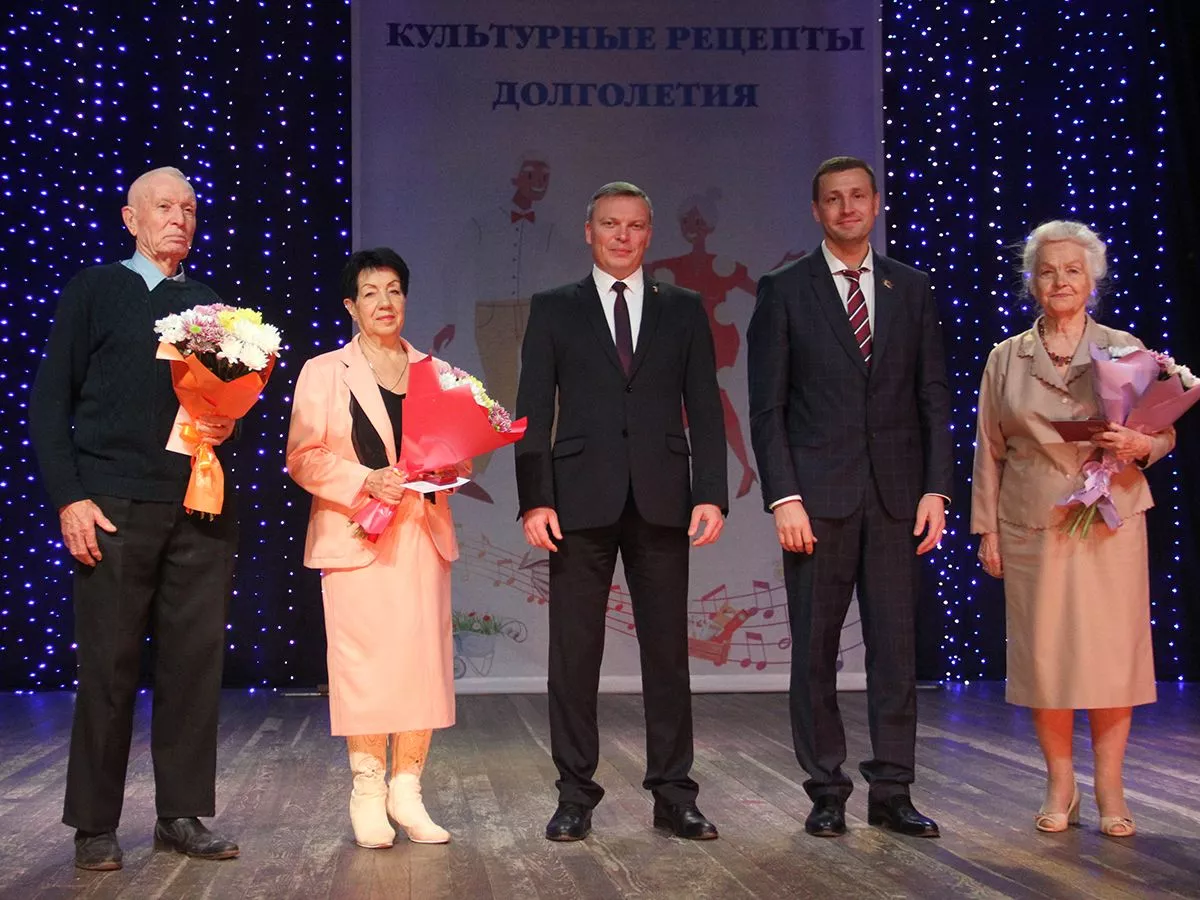 Глава города Андрей Фалейчик поздравил копейчан с Днем пожилого человека