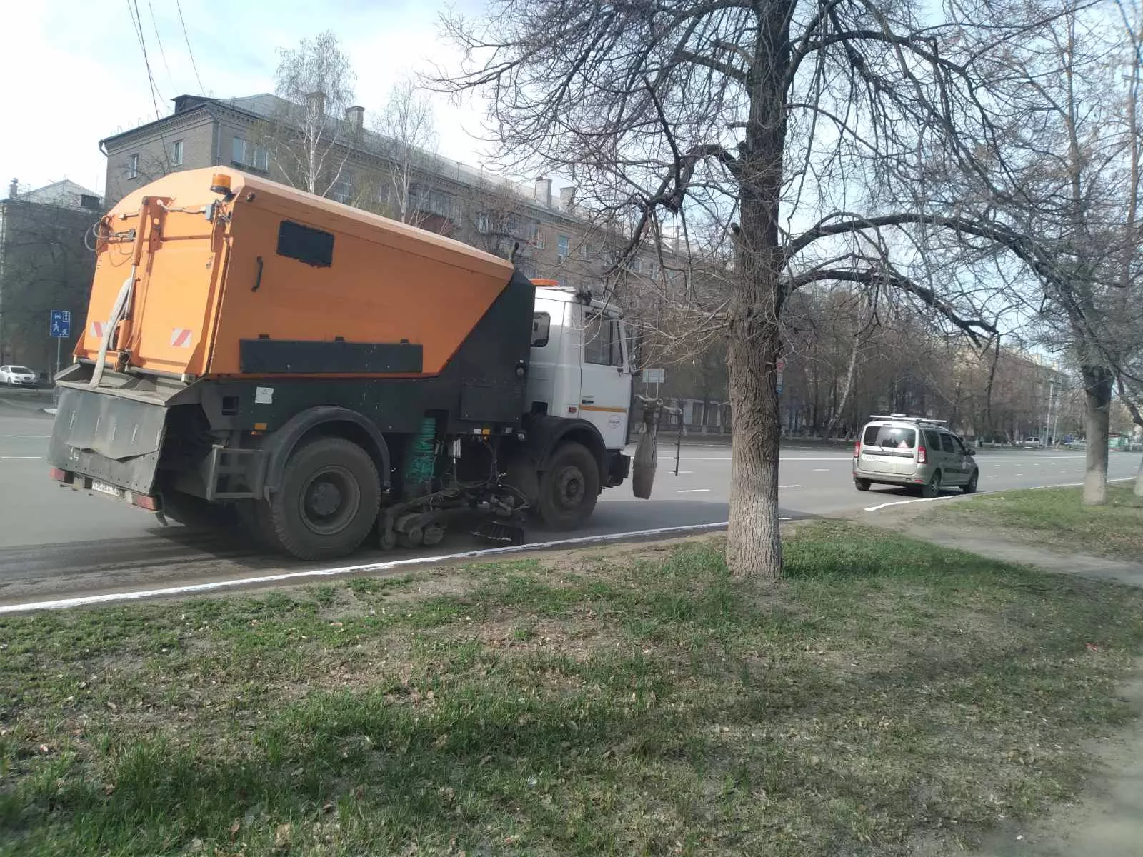 В Копейске активно чистят дороги в преддверии майских праздников