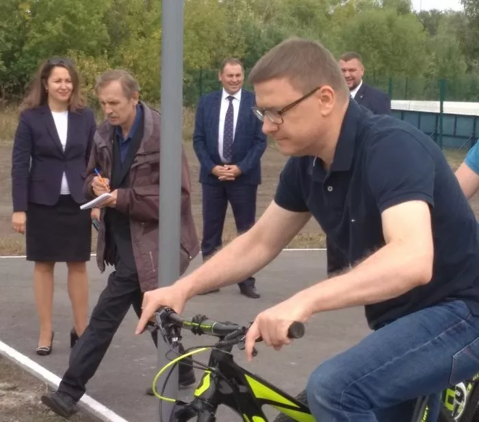 Алексей Текслер во время визита в Копейск прокатился по велодорожке и распорядился построить ангар