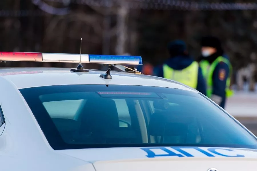 Двое человек пострадали при падении автомобиля с моста в Челябинске