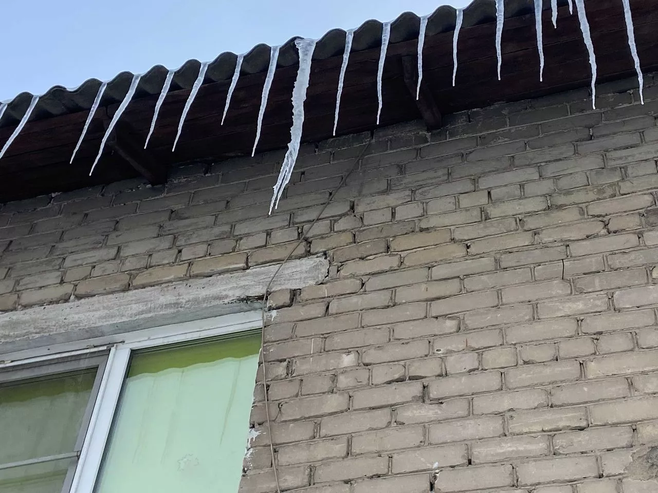 Губернатор дал поручение главам городов срочно обеспечить очистку крыш от снега