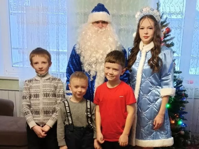 Полицейский Дед Мороз принёс праздник в семьи копейских правоохранителей