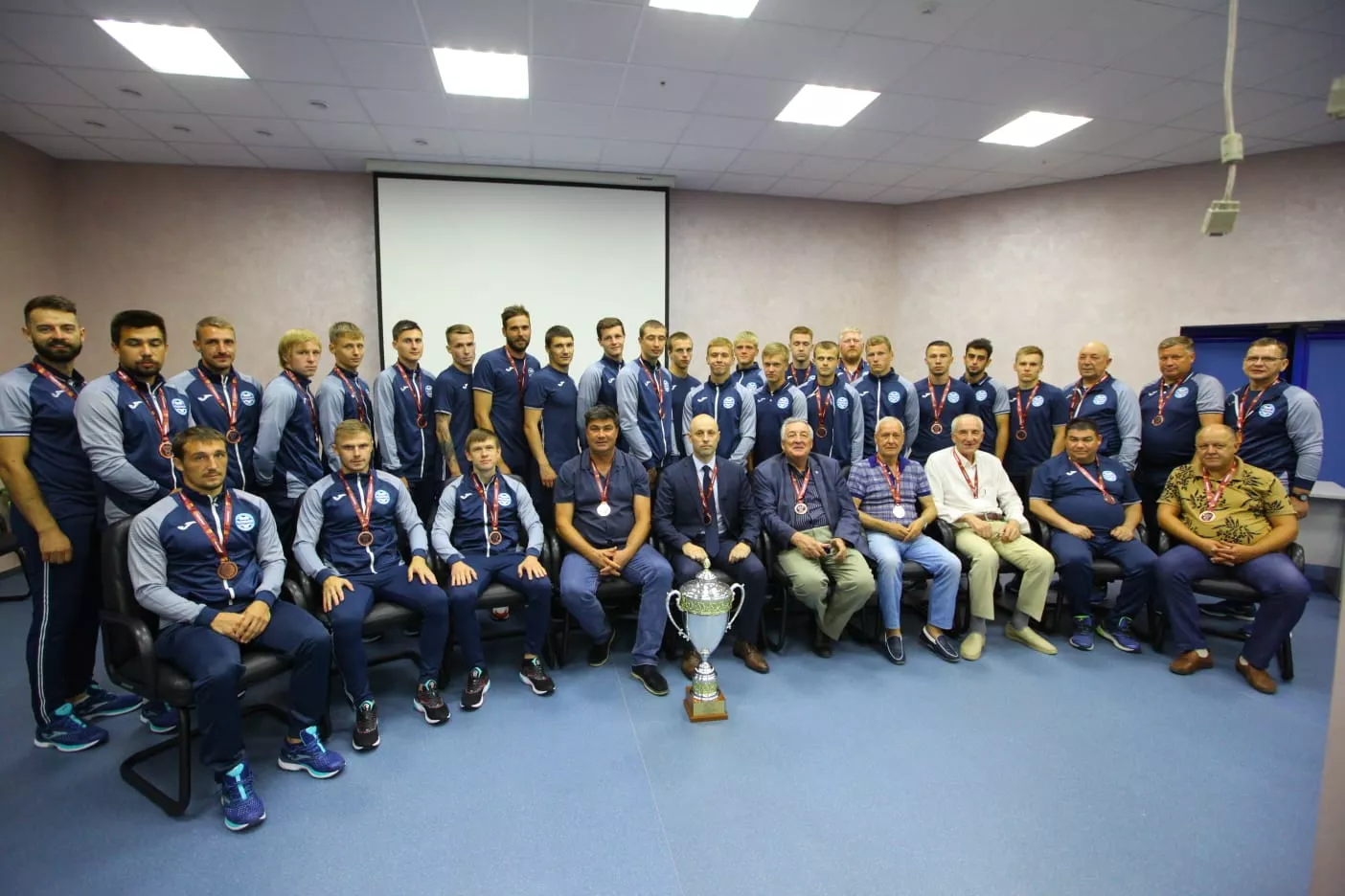 Футболистов и тренеров ФК "Челябинск" наградили бронзовыми медалями