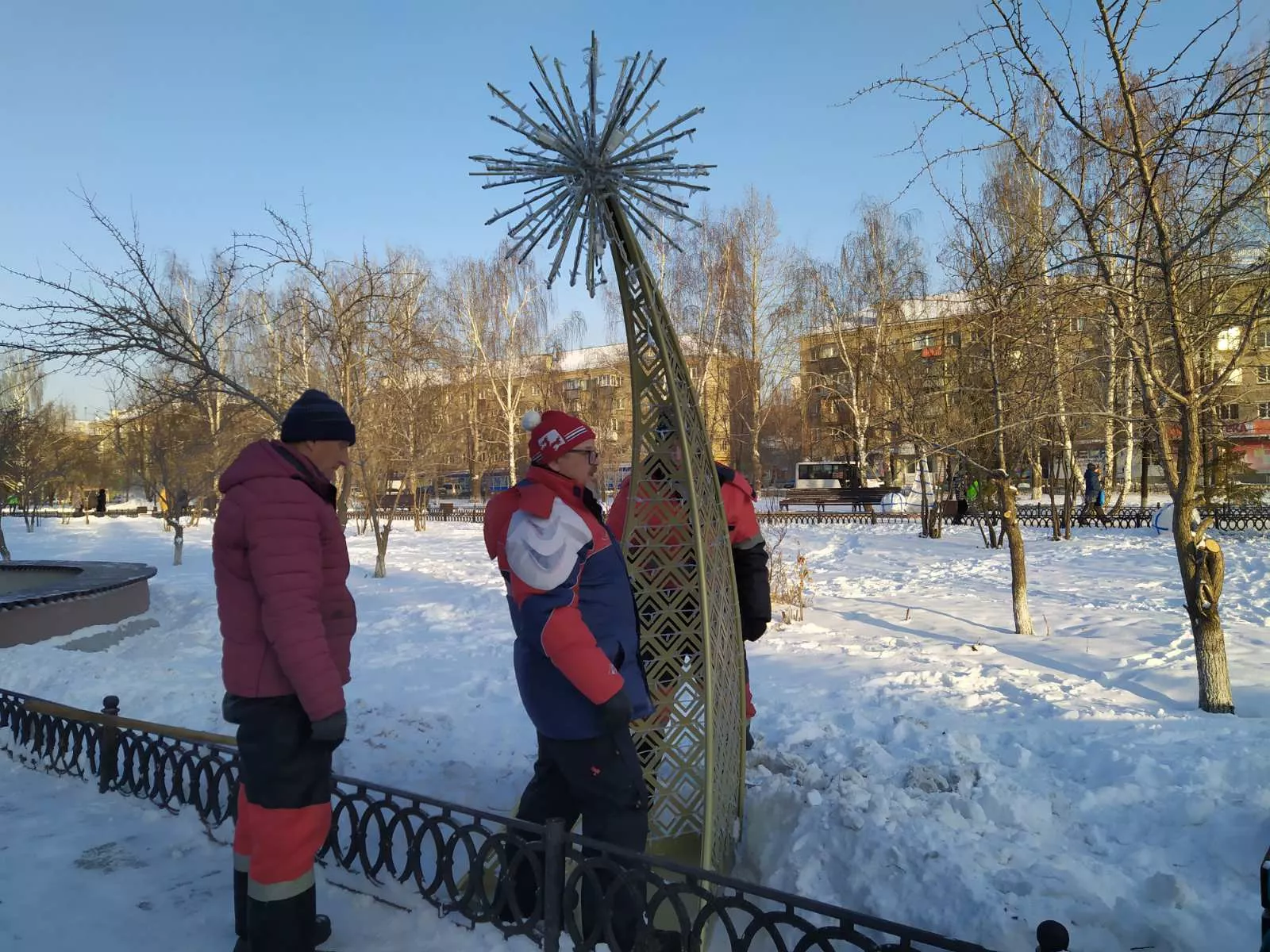 В ледовом городке Копейска устанавливают 12 элементов световой инсталляции