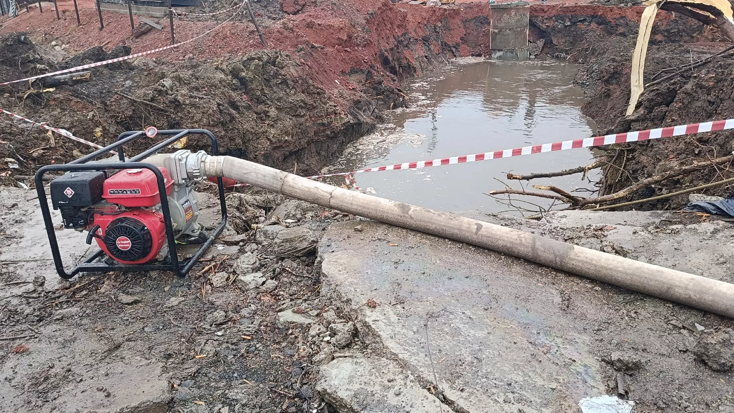 Ликвидация аварии на коллекторе в Копейске не прекращаются
