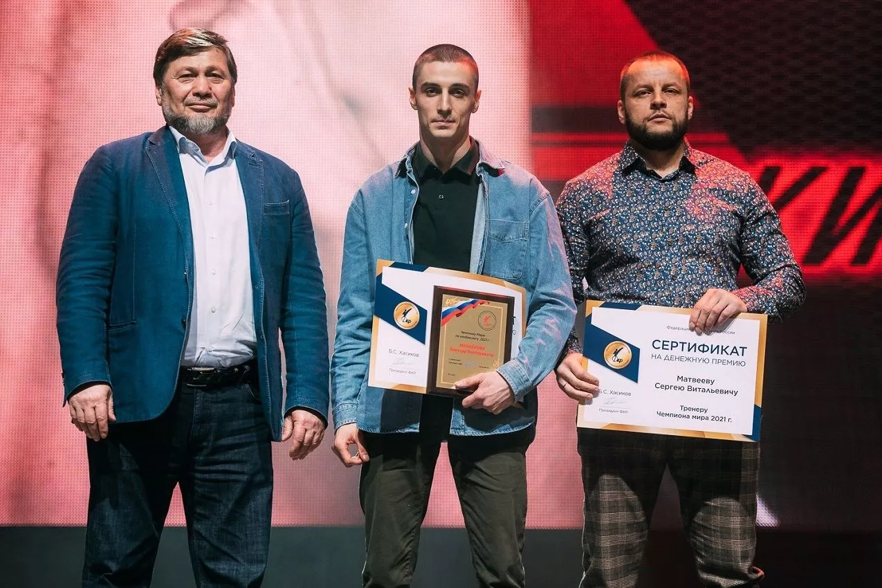 Наш земляк чемпион мира Виктор Михайлов получил премию Федерации кикбоксинга России