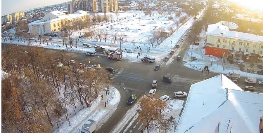 В Челябинске маршрутку и "Ладу" вынесло на тротуар после столкновения