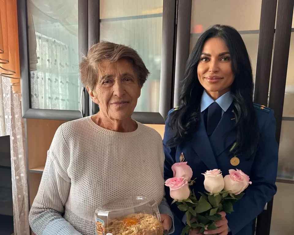 Сотрудники прокуратуры Копейска поздравили с 8 Марта ветерана