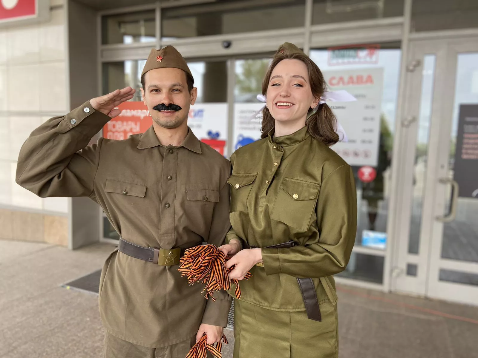 В центре Копейска сейчас устанавливают большой экран для трансляции концерта ко Дню Победы