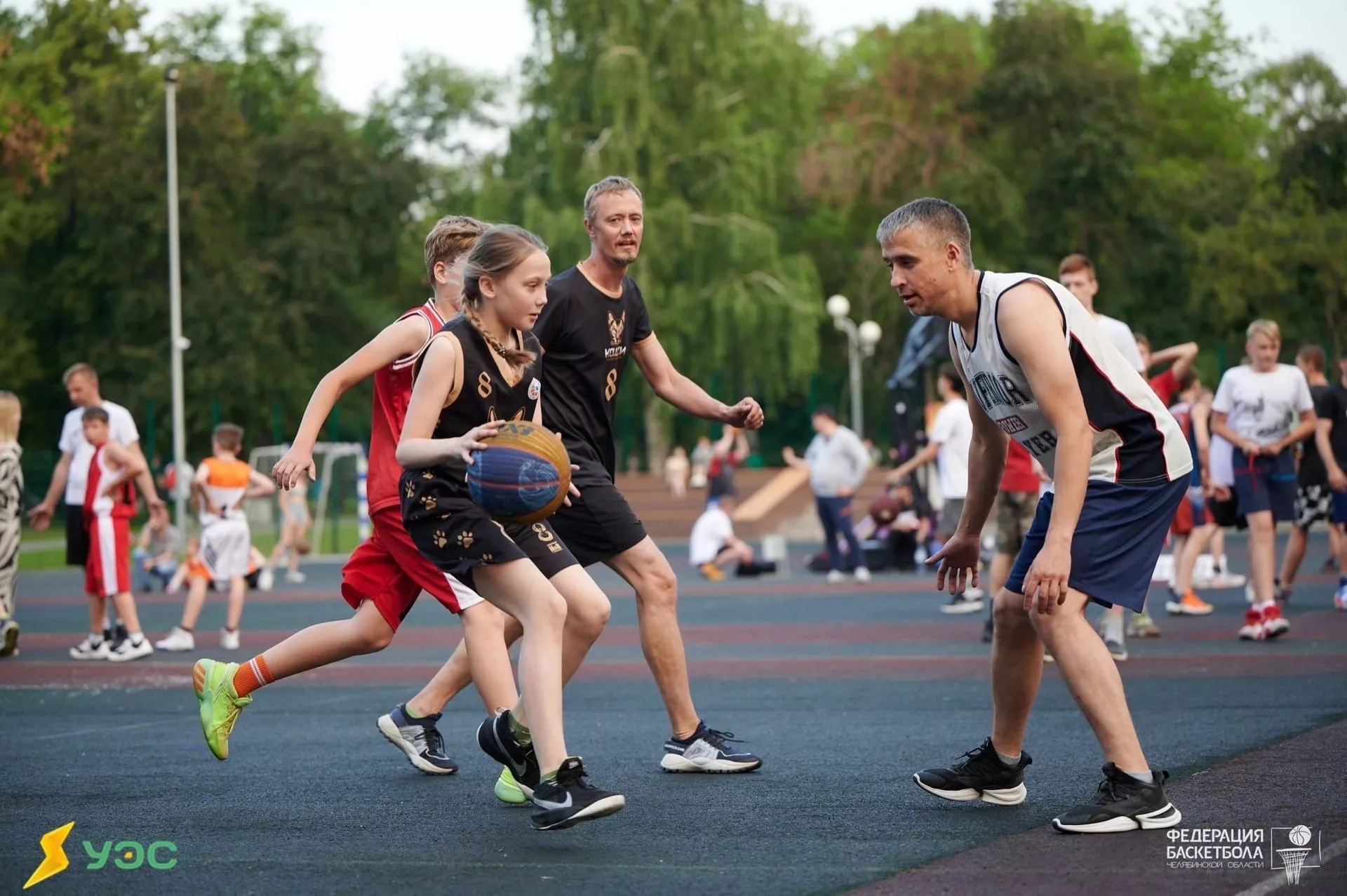 Семейный турнир по баскетболу прошёл в сквере на Алом поле