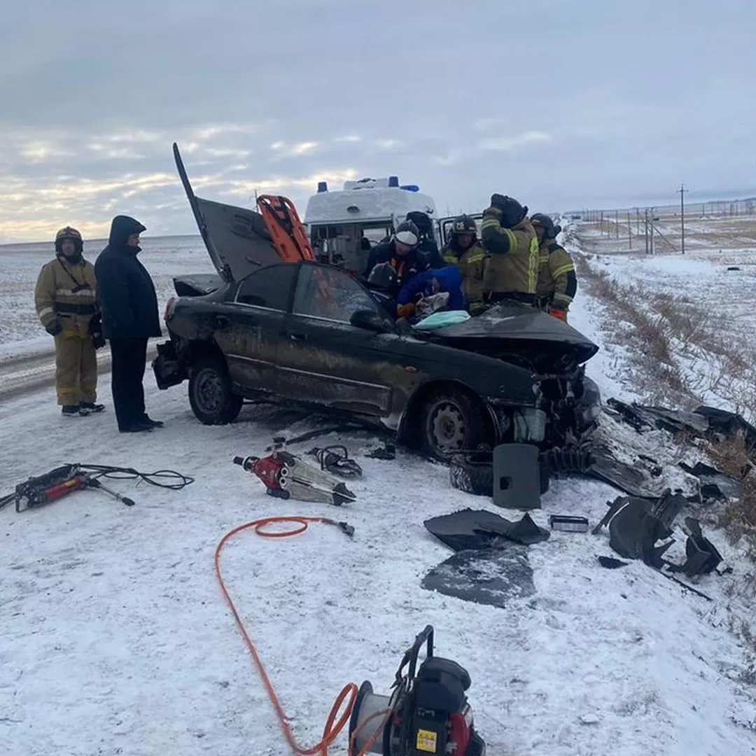 Спасатели больше часа деблокировали пострадавшего в ДТП под Чесмой. Фото