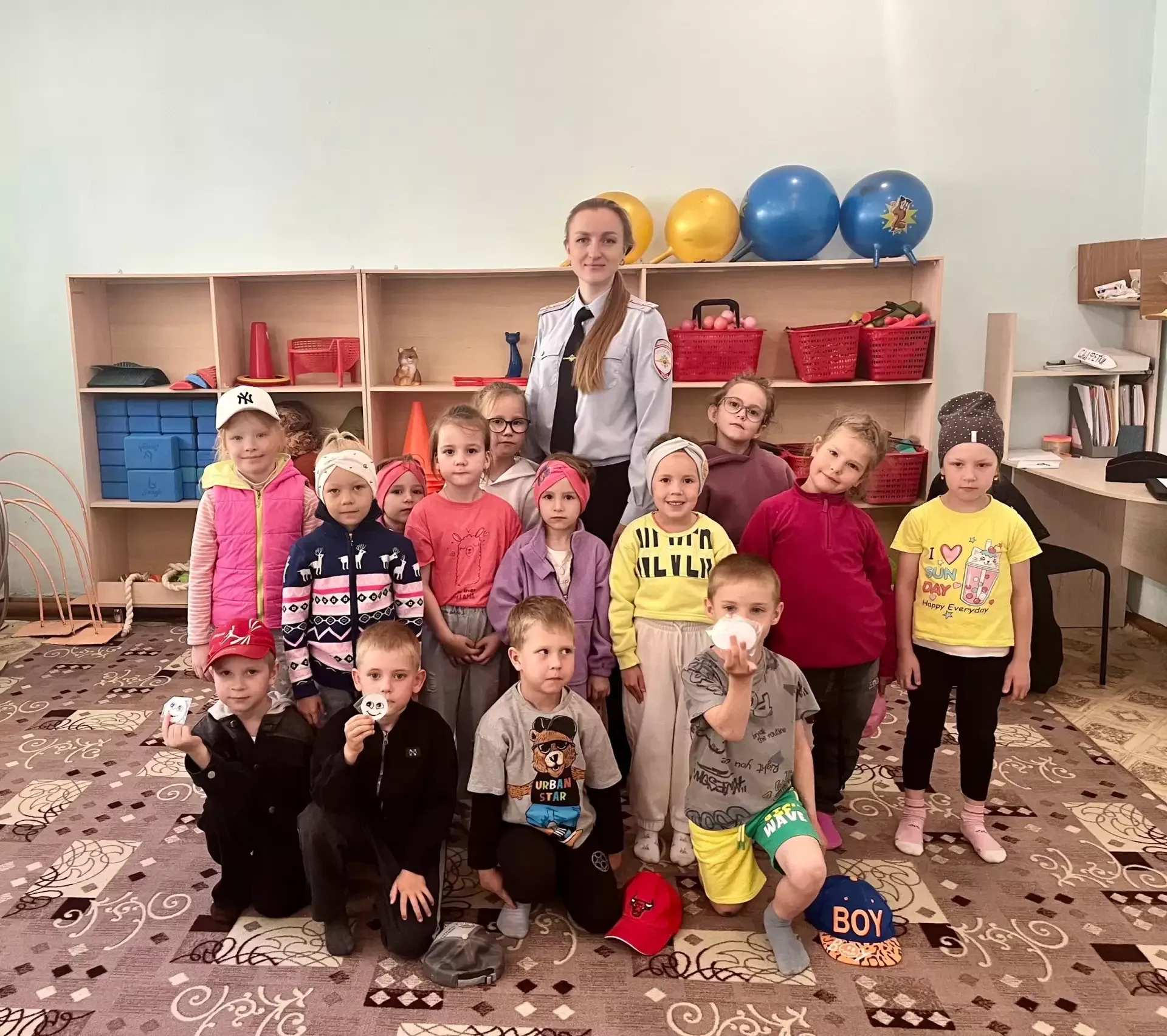 В копейском детском саду инспектор ГИБДД научила малышей безопасно переходить дорогу