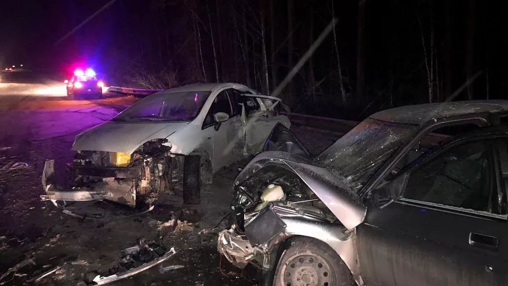 Массовое ДТП с участим трех легковушек и двух грузовиков произошло на Урале