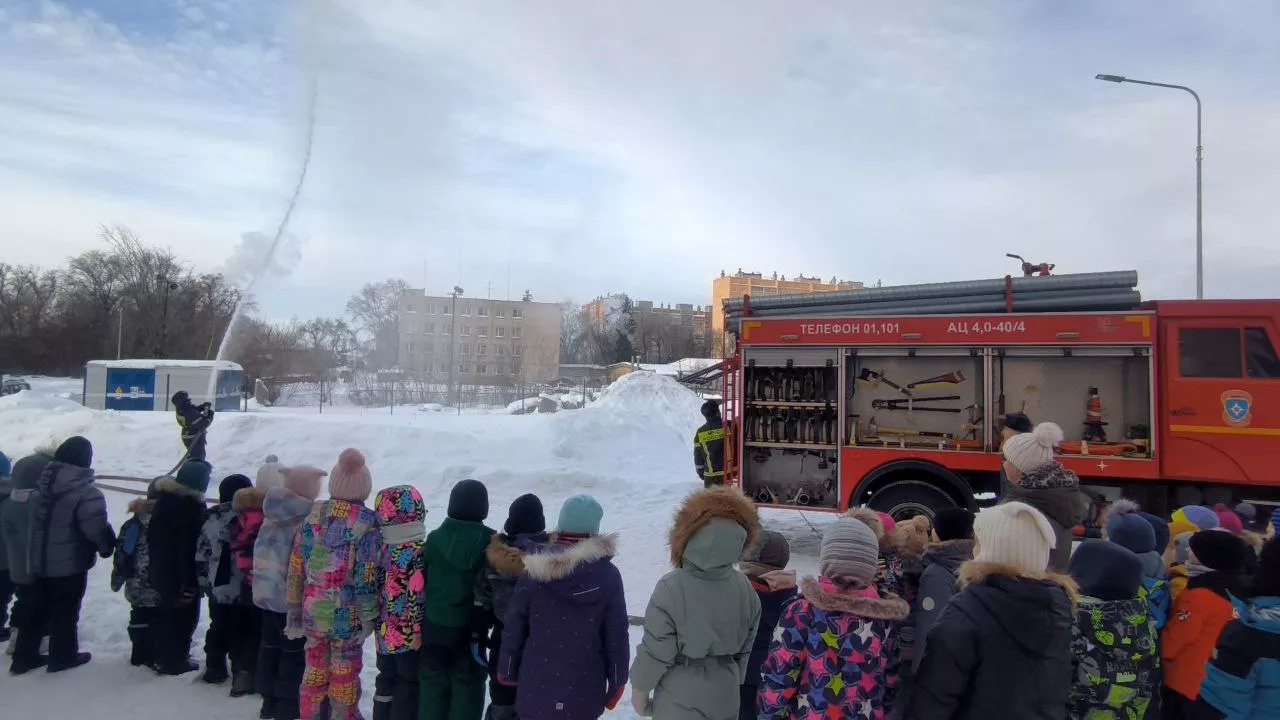 Копейские пожарные провели урок безопасности в детском саду 