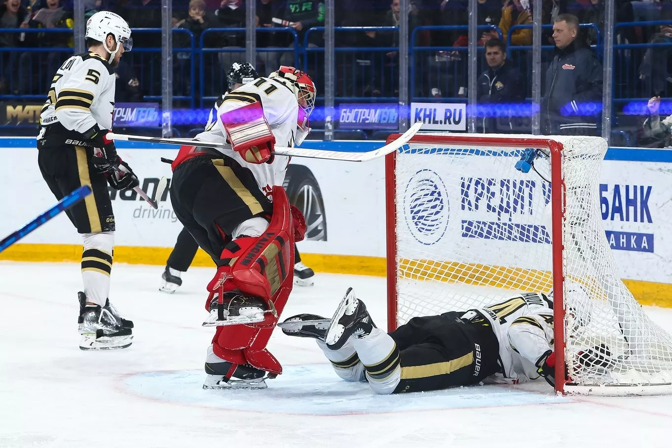 Челябинский «Трактор» и магнитогорский «Металлург» сыграли домашние матчи плей-офф