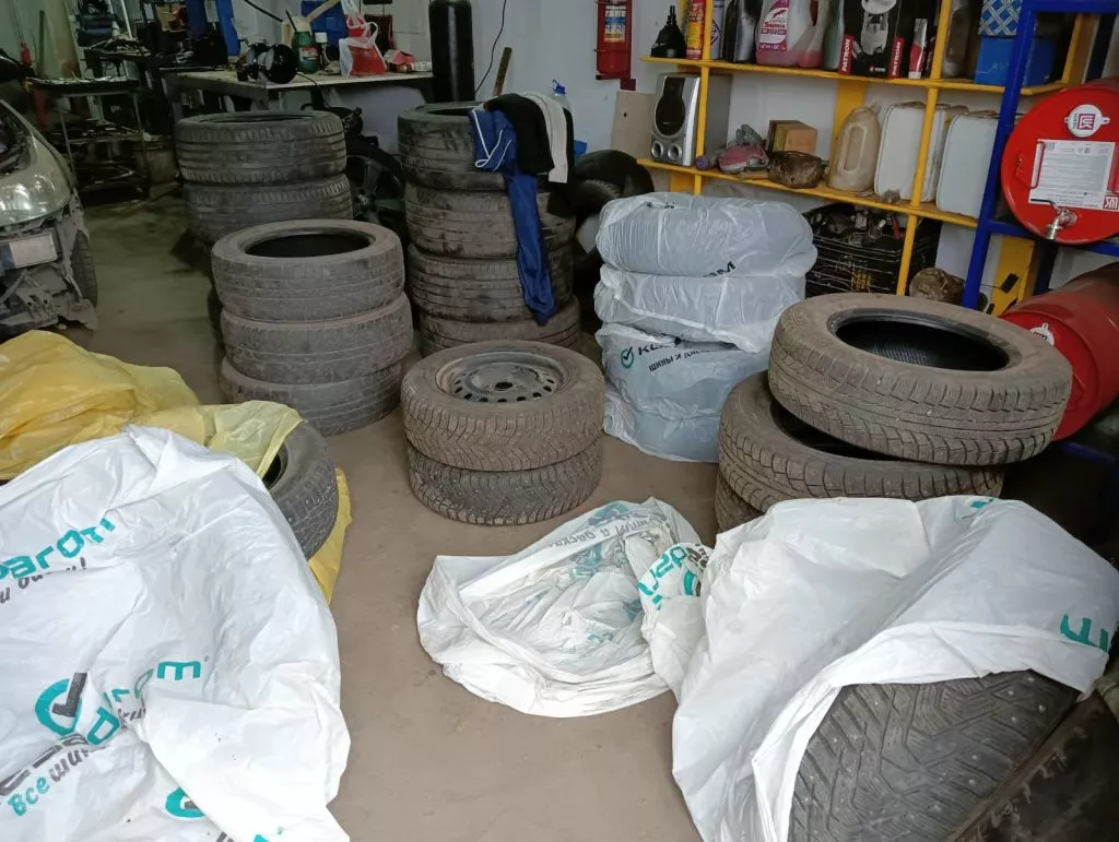 Сотрудники полиции напоминают водителям о смене летних колес на зимние