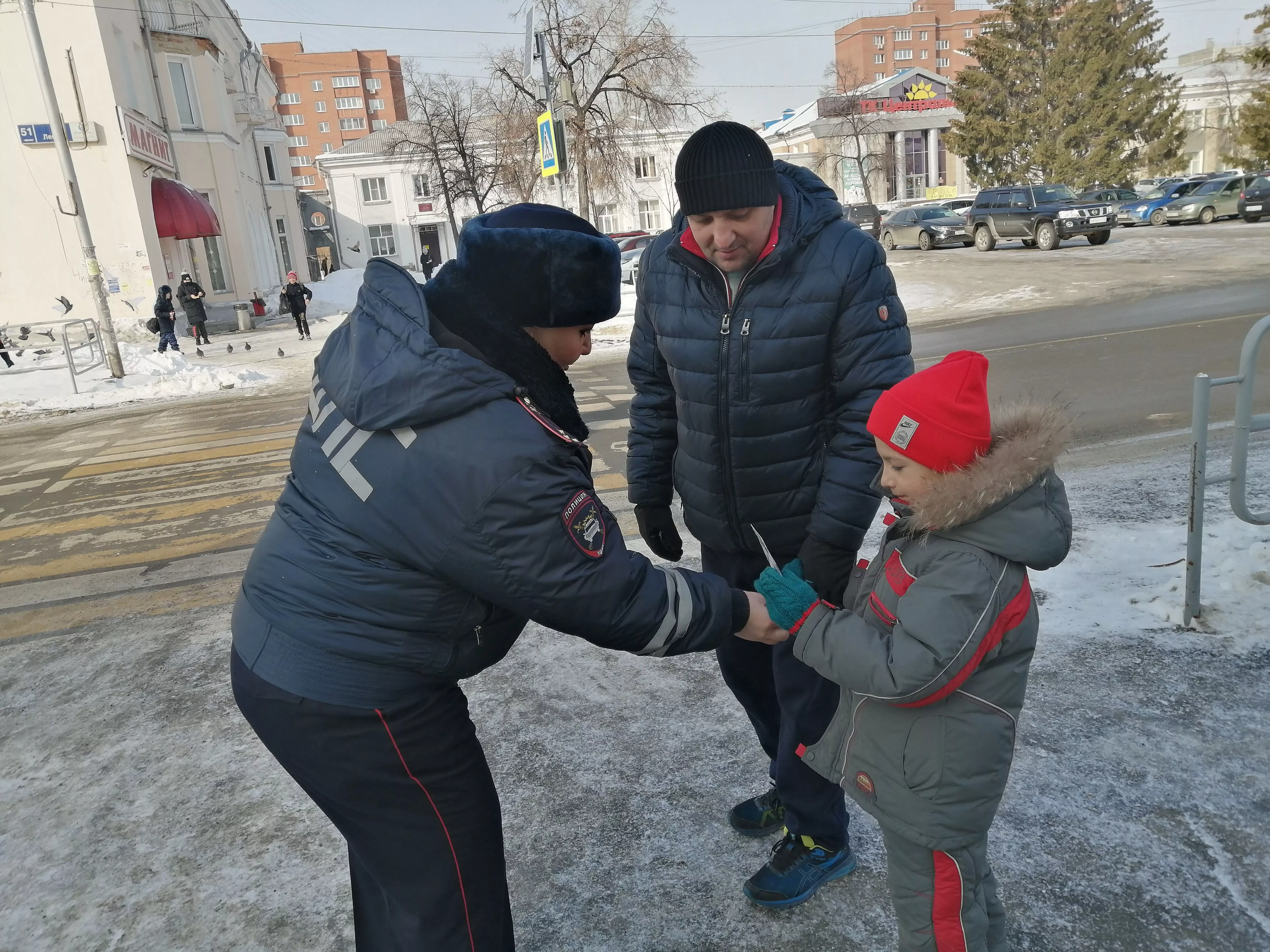 Сотрудники Госавтоинспекции проводят профилактическую работу с детьми и их родителями