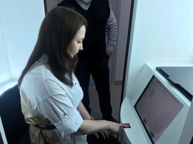 Загранпаспорт оформит робот: «Ростелеком» оснастил криптобиокабинами МФЦ Копейска