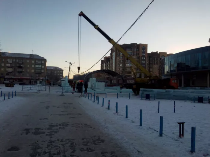 На площади режут лед. Строительство городка продолжается