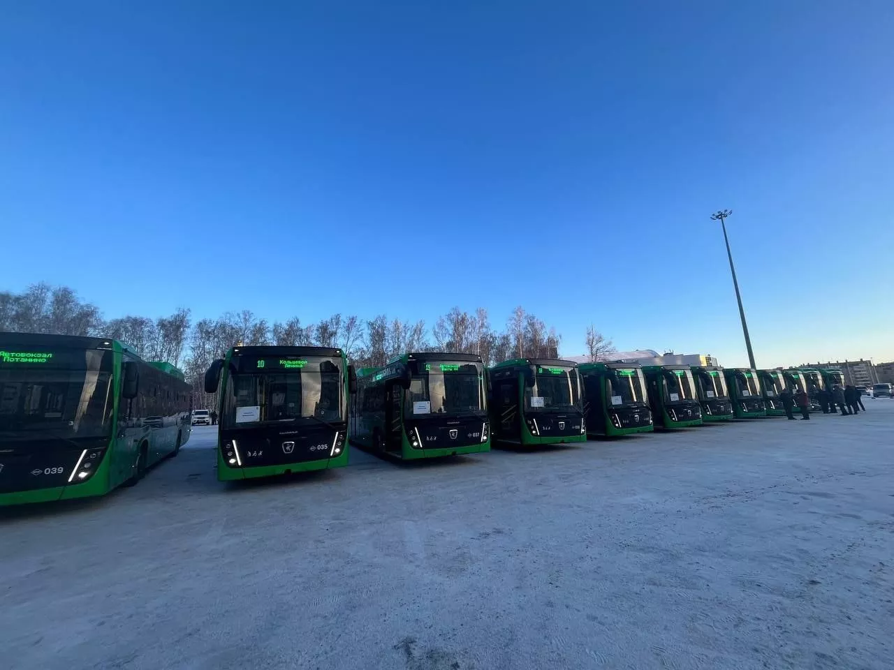 25 декабря Алексей Текслер вручил ключи от новых автобусов