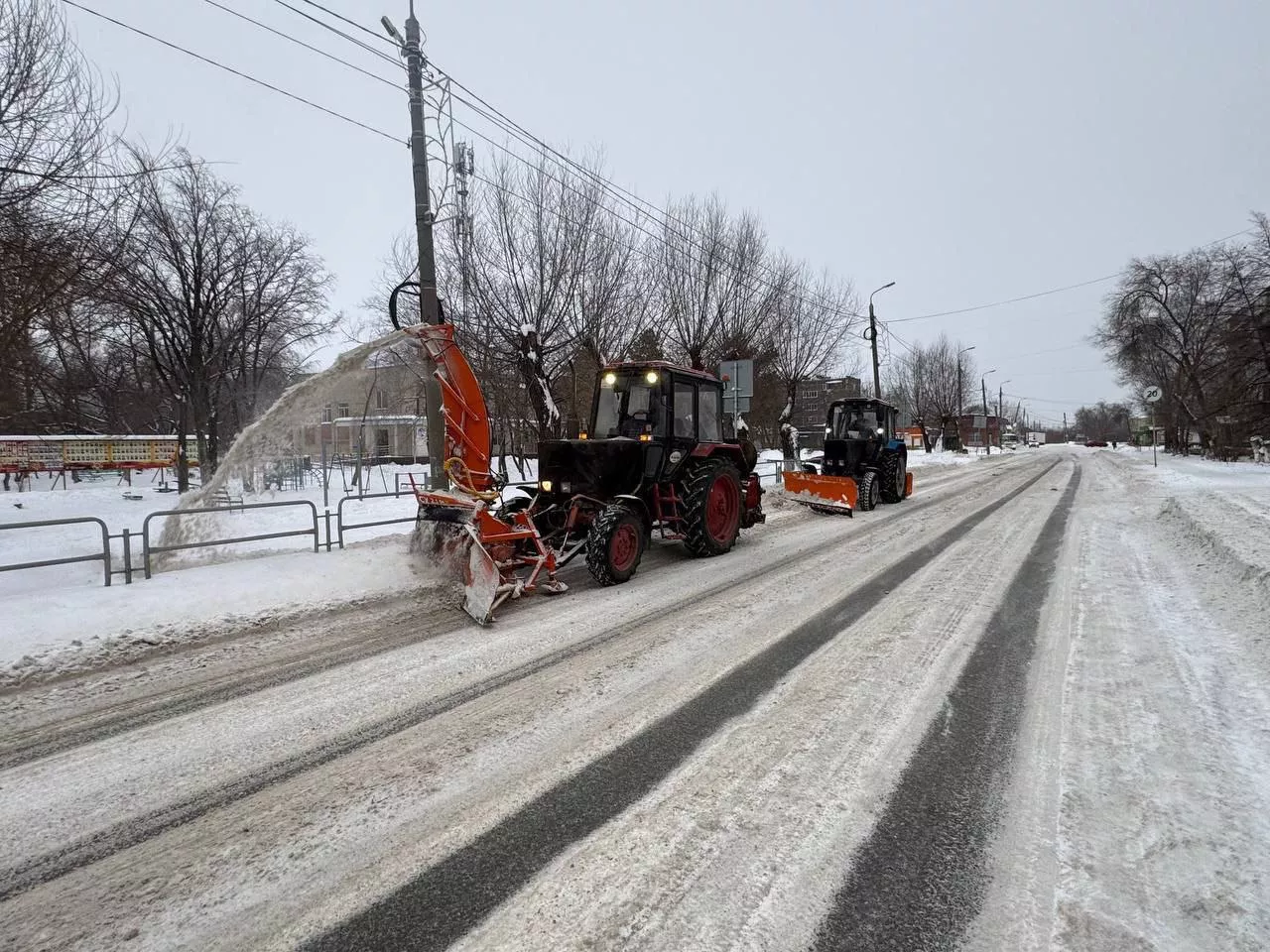В Копейске техника расчищает дороги после снегопада