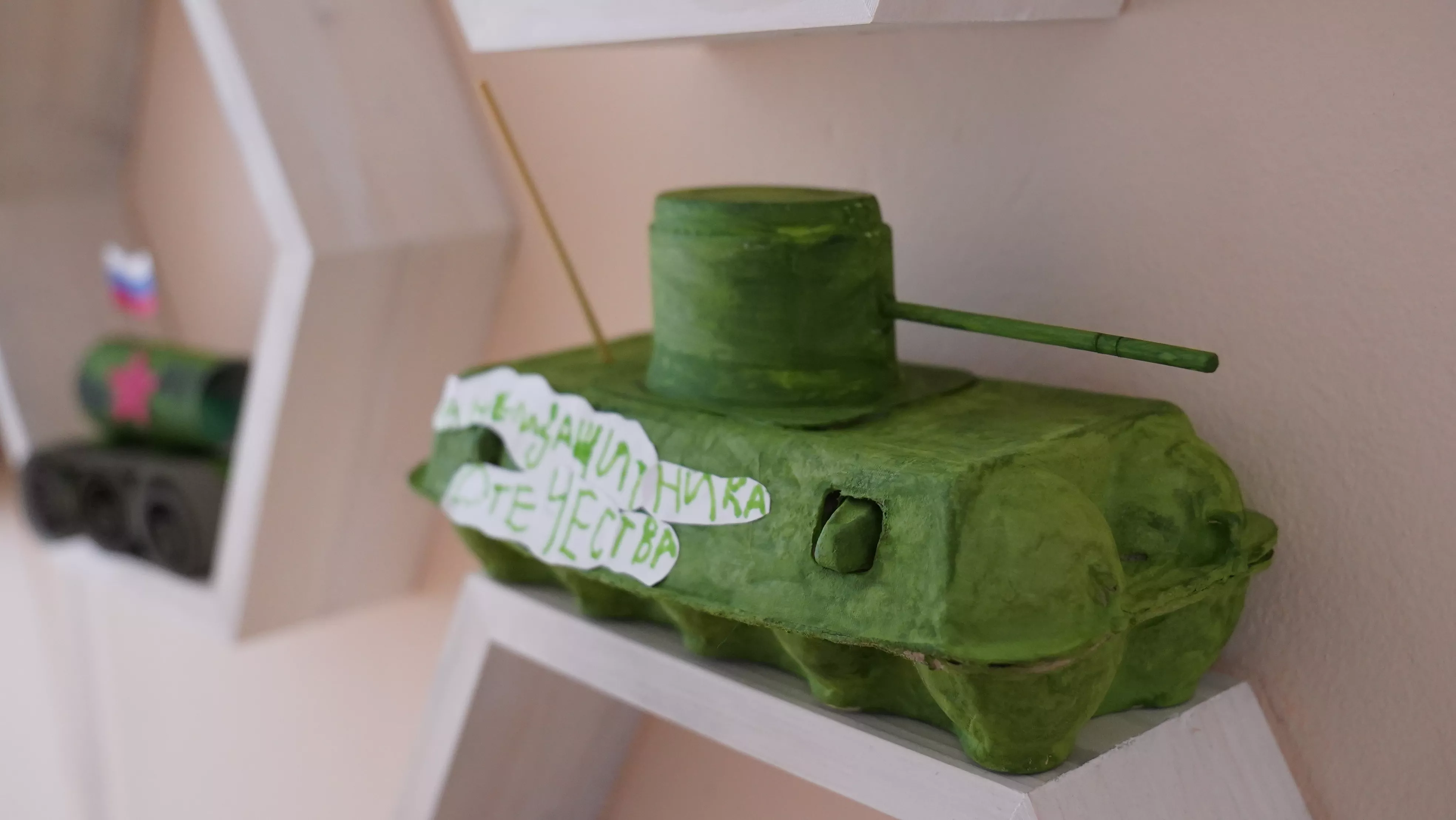 Примерили каски, увидели автоматы и гранатомёты: уникальную выставку представили челябинским дошкольникам