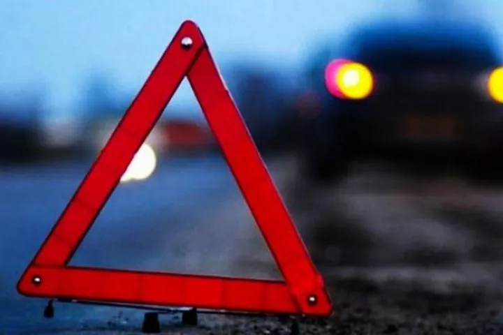 Пазик с пассажирами влетел в столб. Водитель оказался зажат в кабине