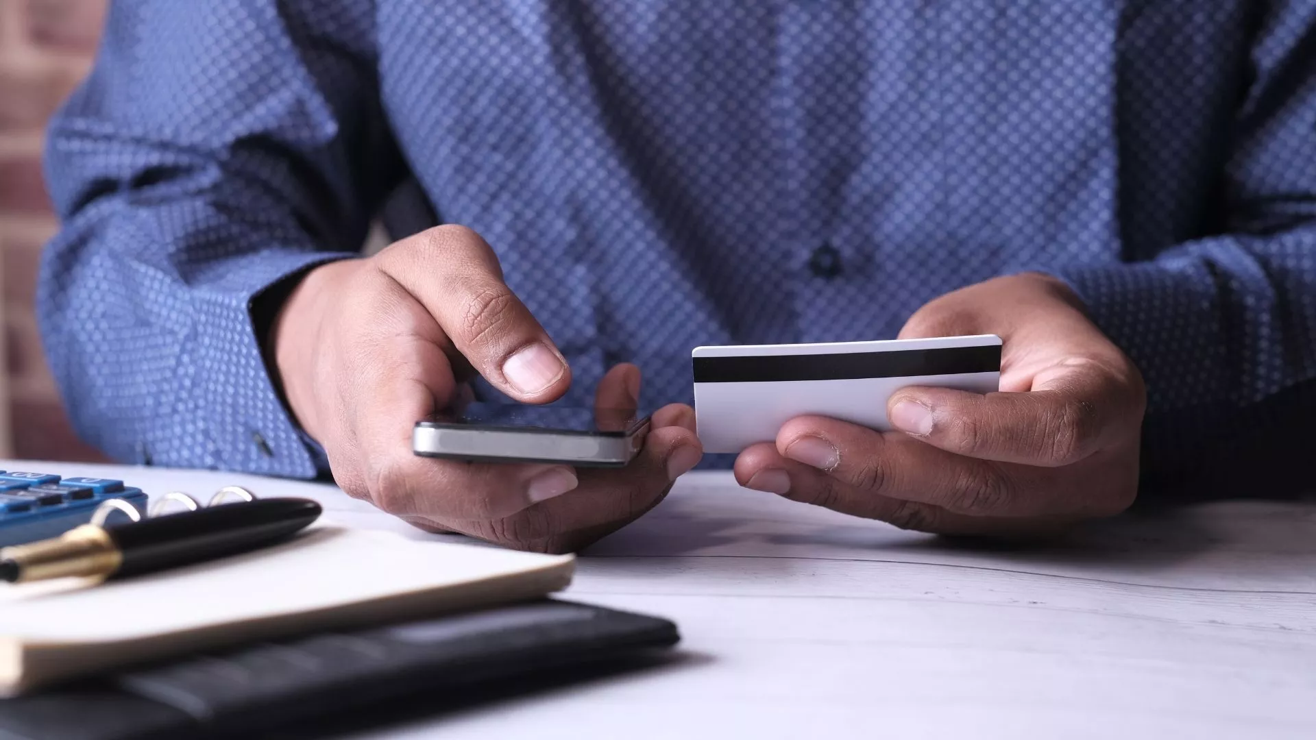 Россияне возвращают деньги в банки и вновь могут покупать валюту