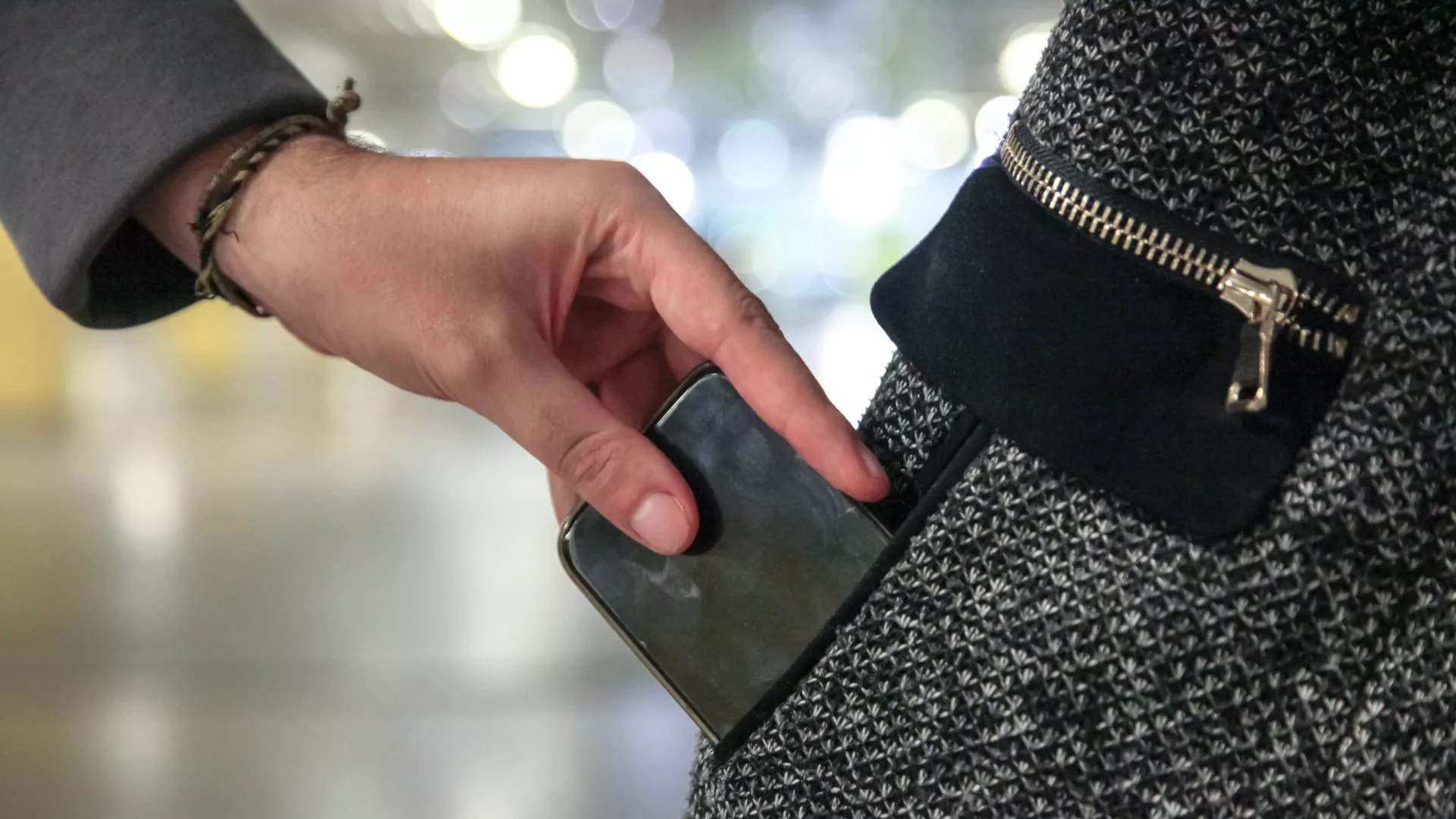 Копейчанин не удержался и стащил телефон у спящего на скамейке мужчины