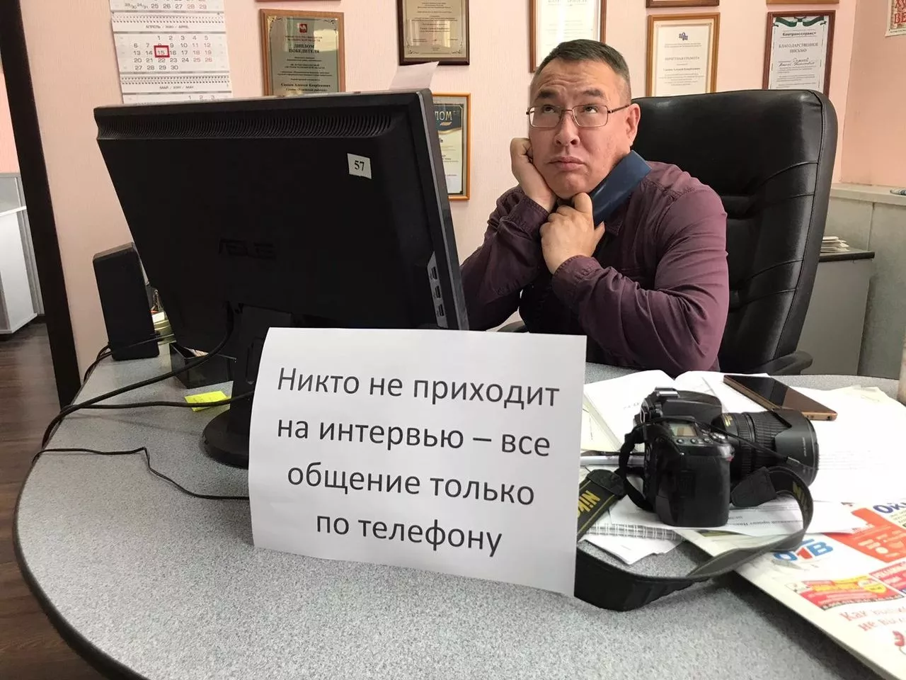 Журналисты сделали серию забавных фото о том, что происходит в редакции во время карантина