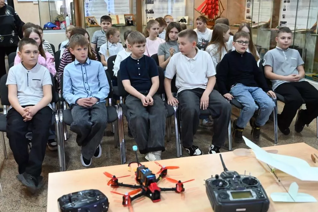 Копейские школьники учатся летать: в СЮТе открыли лабораторию беспилотников