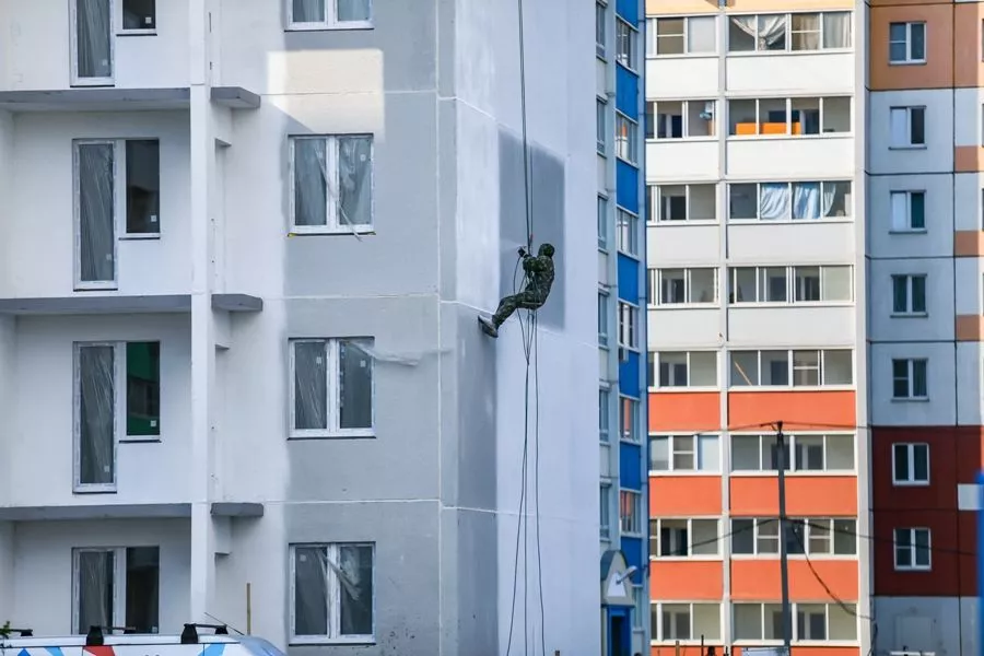 Девушка выпала из окна многоэтажки в Парковом-2