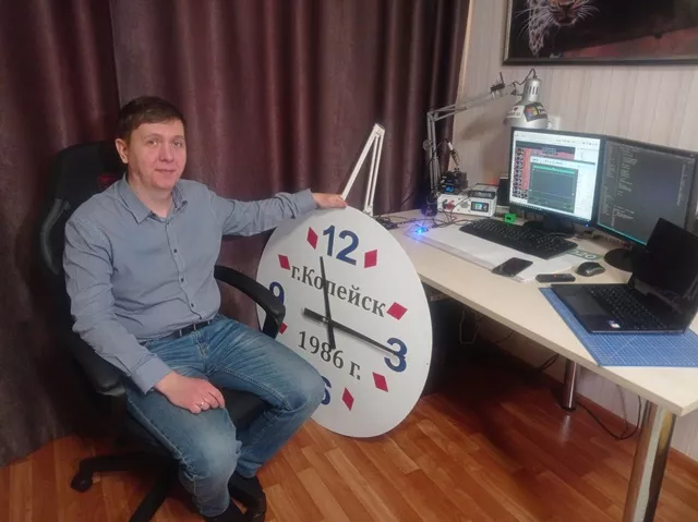 Инженер-конструктор сделал уникальные часы с фасада СЮТ электронными