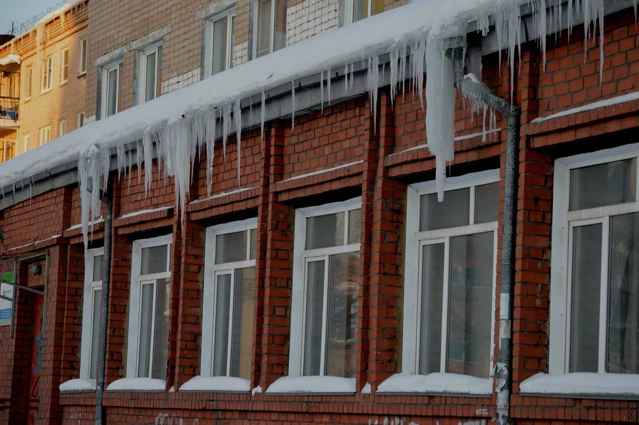 Крыши очищают от снега