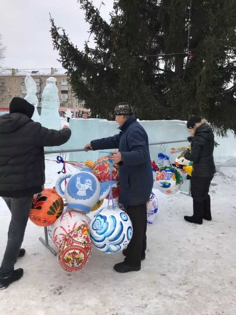 Главную городскую елку украшают игрушками