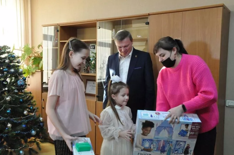 Глава Копейска исполнил мечту юной копейчанки в рамках акции «Елка желаний»