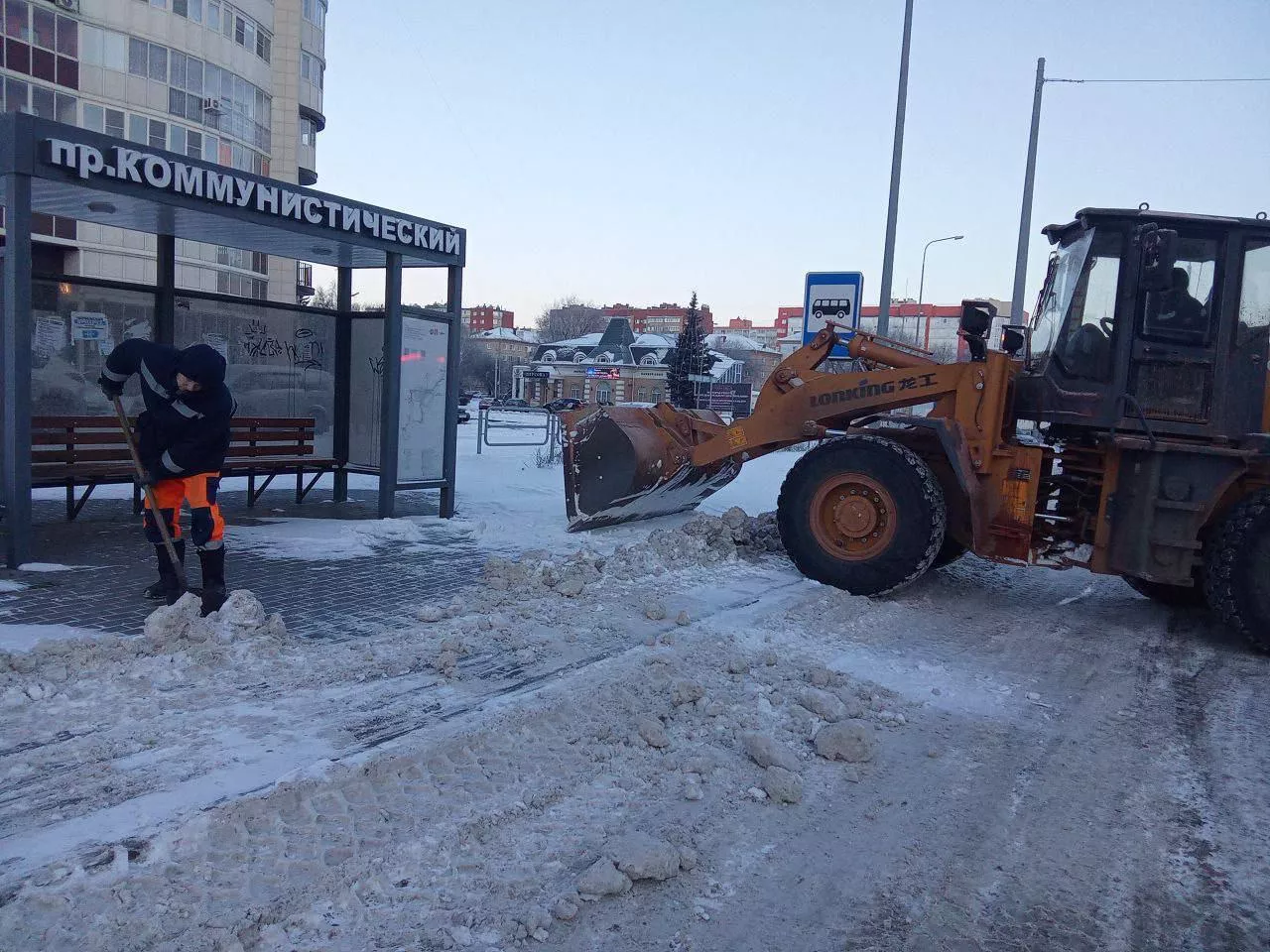 В Копейске продолжают устранять последствия снегопада