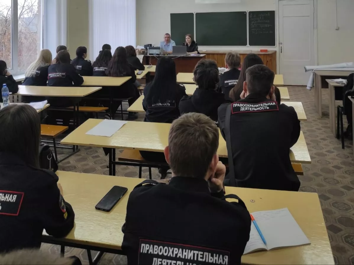 Полицейские Копейска познакомили студентов с профессией защитника правопорядка